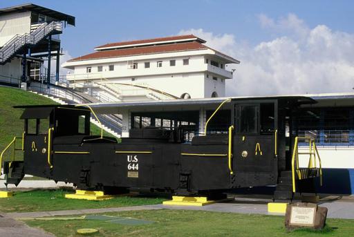 1st generation towing locomotive (GE 1914) as a memorial at the Gatún lock.
