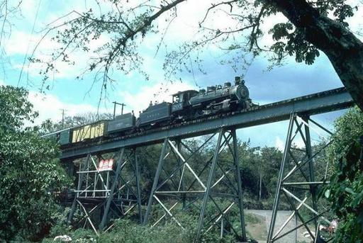 Palin (Pazifik-Strecke), die Ausfahrt des Bahnhofes.