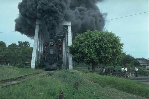 Tallok 11 überquert vor Yaguachi eine Brücke, Ecuador.
