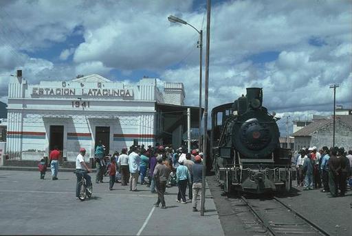 Berglok 58 mit Sonderzug in Latacunga, Ecuador.