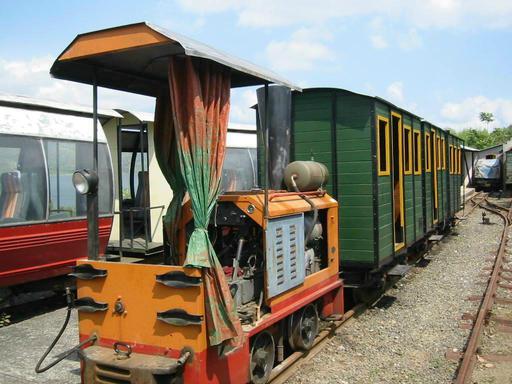 Train at the lower station. To the extreme left the Panorama car. Locomotive type Diema DL 20.